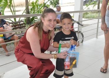 Prefeitura de Maricá distribui kits educativos para crianças em unidades de urgência durante o Mês das Crianças