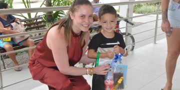 Prefeitura de Maricá distribui kits educativos para crianças em unidades de urgência durante o Mês das Crianças