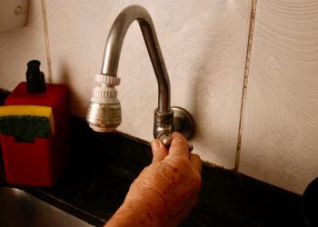 Moradores de São Gonçalo enfrentam quatro dias de desabastecimento e calor extremo
