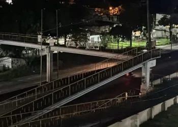 Falta de iluminação na passarela de São Gonçalo aumenta risco de assaltos, diz moradores