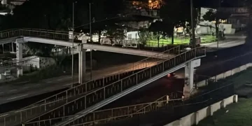 Falta de iluminação na passarela de São Gonçalo aumenta risco de assaltos, diz moradores