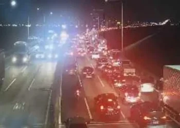 Tráfego intenso na Ponte Rio-Niterói causa travessia de até 45 minutos na noite desta quinta