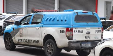 Homem é preso com arma e drogas na comunidade do Jardim Catarina, em São Gonçalo