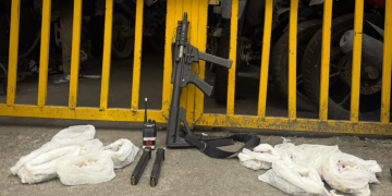 Polícia prende dois suspeitos e apreende armas e drogas durante operação em São Gonçalo