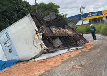 Caminhão que transportava gelo tomba na RJ-106 em São Gonçalo, causando lentidão
