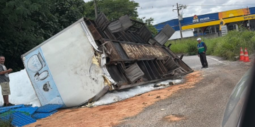 Caminhão que transportava gelo tomba na RJ-106 em São Gonçalo, causando lentidão