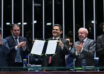 Senado promulga emenda que garante dois dias de folga semanal e jornada de 40 horas