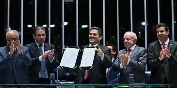 Senado promulga emenda que garante dois dias de folga semanal e jornada de 40 horas