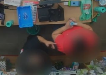 Gerente de farmácia é demitido após agressão a funcionária por beber água durante expediente