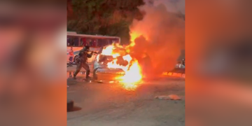 Incêndio de carro causa congestionamento na RJ-104 entre Niterói e São Gonçalo