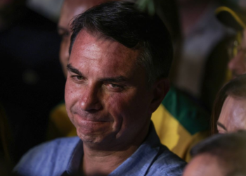 Flávio Bolsonaro almoça com executivos da Globo antes de sabatina no Jornal Nacional