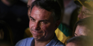 Flávio Bolsonaro almoça com executivos da Globo antes de sabatina no Jornal Nacional