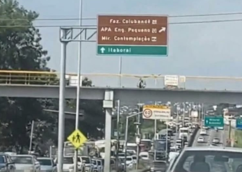 Caminhão danificado causa congestionamento na RJ-104 em São Gonçalo