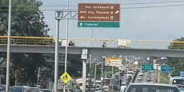 Caminhão danificado causa congestionamento na RJ-104 em São Gonçalo