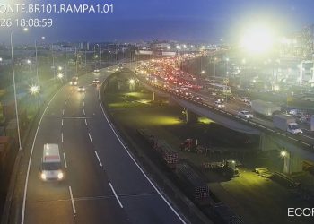 Congestionamento na ponte Rio-Niterói causa longas filas e aumenta tempo de viagem no feriado