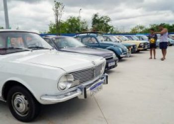 Primeira edição do Impacto em 4 Rodas reúne carros antigos e rebaixados em São Gonçalo