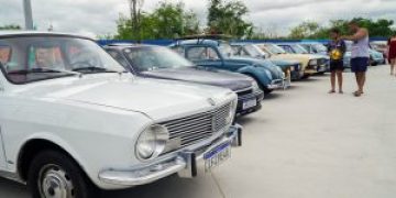 Primeira edição do Impacto em 4 Rodas reúne carros antigos e rebaixados em São Gonçalo