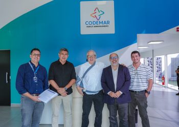 Prefeitura de Maricá recebe documentação para credenciamento de escola de aviação no programa gratuito de formação de pilotos e mecânicos
