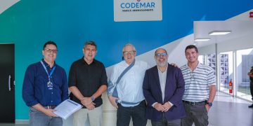 Prefeitura de Maricá recebe documentação para credenciamento de escola de aviação no programa gratuito de formação de pilotos e mecânicos