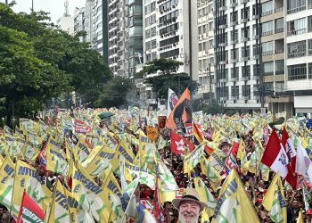 Orla de Icaraí recebe mais de 45 mil pessoas em apoio à reeleição de Lula e à democracia