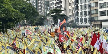Orla de Icaraí recebe mais de 45 mil pessoas em apoio à reeleição de Lula e à democracia