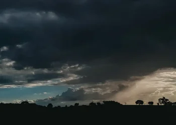 Alerta de tempestades e baixa umidade no Brasil, com risco em diversas regiões