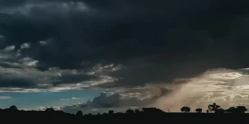 Alerta de tempestades e baixa umidade no Brasil, com risco em diversas regiões