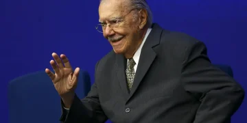 Ex-presidente José Sarney recebe alta após cirurgia abdominal em São Luís