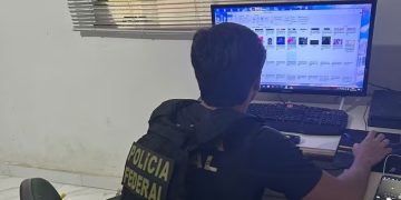 PF apreende cadernos com símbolos nazistas em operação contra extremismo no Rio