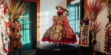 Exposição “Carnavais da Utopia” destaca trajetória da escola de samba de Maricá e homenagem a Darcy Ribeiro