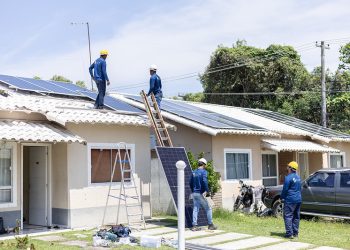 Prefeitura de Maricá inicia instalação de painéis solares em casas de famílias reassentadas