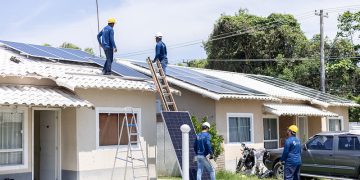 Prefeitura de Maricá inicia instalação de painéis solares em casas de famílias reassentadas