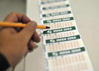 Mega-Sena acumula com prêmio estimado em R$ 185 milhões; ninguém acerta as seis