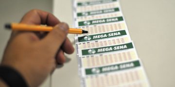 Mega-Sena acumula com prêmio estimado em R$ 185 milhões; ninguém acerta as seis