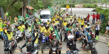 Motociata em Itaipuaçu apoia candidatura de Flávio Bolsonaro, liderada por Douglas Ruas