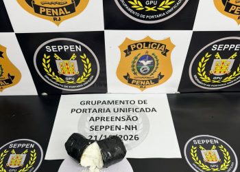 Mulher gestante é flagrada tentando levar cocaína ao presídio de Bangu durante operação