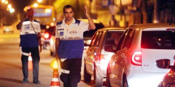 Motociclista falsifica identidade e tenta engolir carteira durante operação Lei Seca no Rio