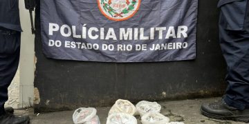 Polícia prende homem com arma e drogas em ponto de tráfico no Jardim Catarina