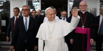 Papa Leão XIV recebe alta após cirurgia de câncer no pulmão e é homenageado em Roma