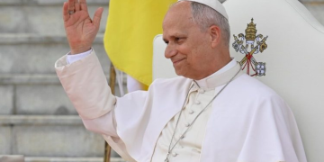 Papa Leão XIV é submetido a cirurgia por câncer de pulmão; estado de saúde permanece sob avaliação