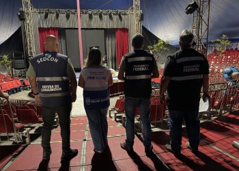 Fiscalização na Zona Sudoeste autua parque por irregularidades em aviso de brinquedos