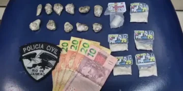 Homem com antecedentes por tráfico é preso vendendo drogas em Jurujuba