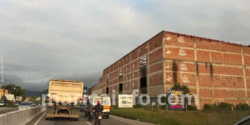 Prefeito de Maricá anuncia demolição de prédio abandonado para construção de campus e melhorias na drenagem