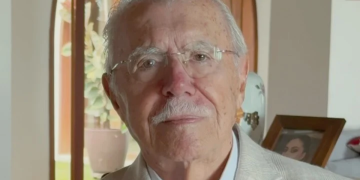 José Sarney recebe alta após nove dias de internação e cirurgia abdominal