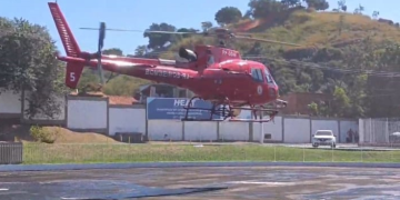 Homem é transferido de helicóptero após acidente entre carro e caminhão em Saquarema