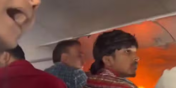 Carregador portátil em voo da IndiGo pega fogo e avião é desviado para Hyderabad