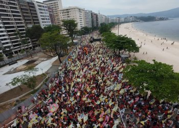Manifestação em Niterói apoia Lula com 45 mil participantes e defesa da democracia