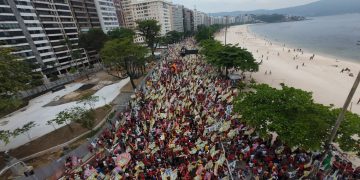 Manifestação em Niterói apoia Lula com 45 mil participantes e defesa da democracia