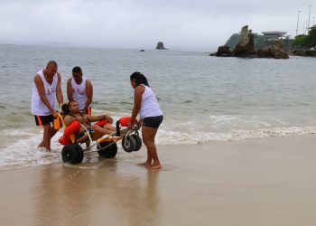 Niterói promove ação de conscientização e inclusão na Praia Sem Barreiras contra o preconceito ao nanismo