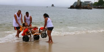 Niterói promove ação de conscientização e inclusão na Praia Sem Barreiras contra o preconceito ao nanismo